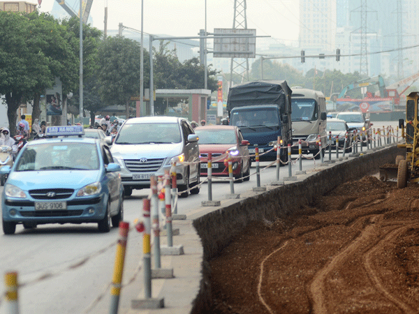 Xén dải phân cách một số tuyến đường ở Thủ đô để chống ùn tắc