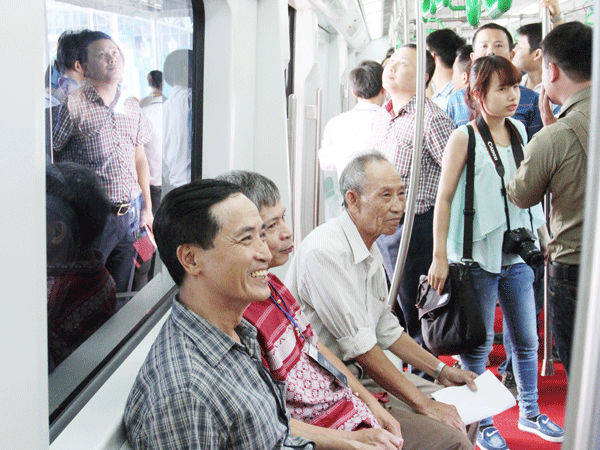 Xếp hàng xem tàu mẫu đường sắt đô thị 