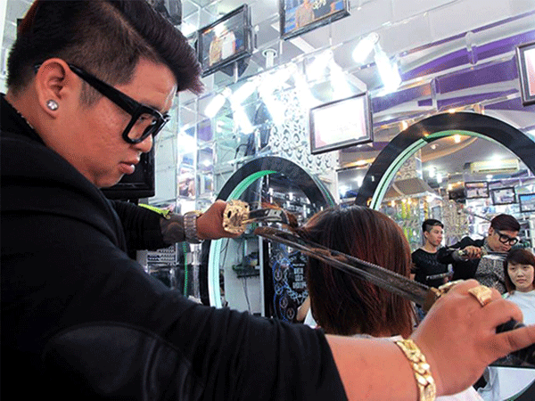 "Phù thủy cắt tóc" bằng 11 cây kéo cùng lúc