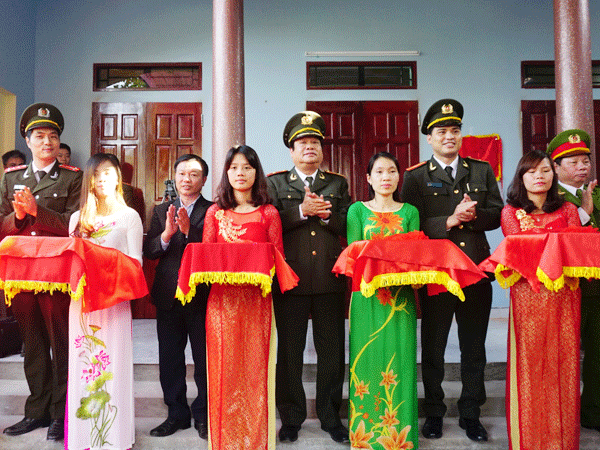 Khánh thành Nhà nhân ái tặng thân nhân liệt sỹ Công an nhân dân