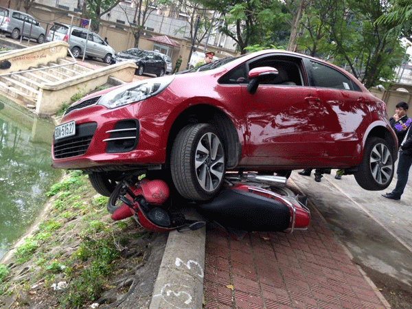 Ô tô đè bẹp xe máy, may mắn không ai bị thương