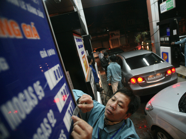 Hôm nay, 4-1: Giá xăng dầu có thể giảm