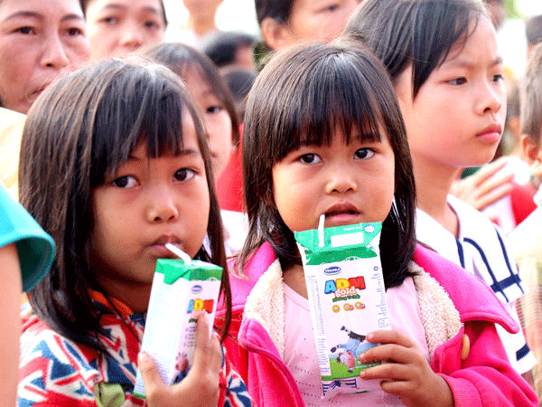 Vinamilk tiên phong mang chương trình sữa học đường đến với trẻ em Đắk Nông