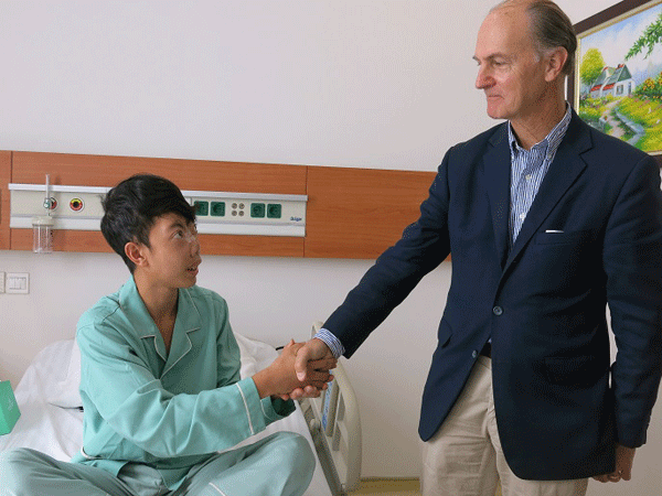 Giáo sư Mỹ 4 lần trở lại Việt Nam vì cậu bé "không có mặt"