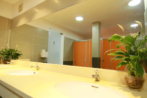 Nhà vệ sinh công cộng - những hình ảnh nhếch nhác, khó chịu (2): Cần sớm có thêm nhiều nhà vệ sinh "5 sao"