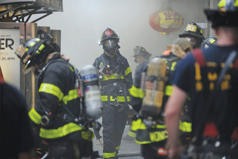 Lính cứu hỏa nhường mặt nạ chống độc cho em bé ở Trung Quốc ảnh 1 Lính cứu hỏa nhường mặt nạ chống độc cho em bé ở Trung Quốc ảnh 1