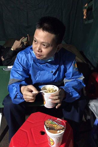 Ăn ngủ tại chốt kiểm soát Covid-19, nỗ lực ngăn ngừa dịch bệnh ảnh 1