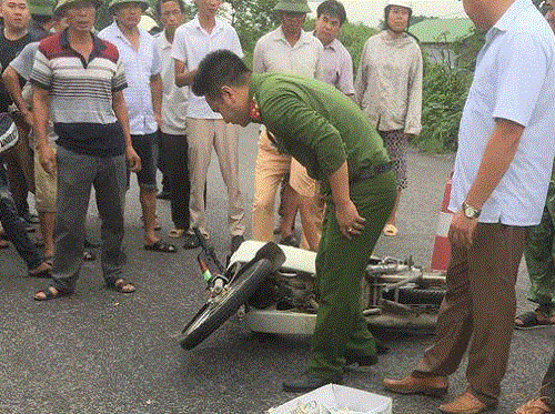 Va chạm với xe kéo tự chế, một thanh niên tử vong