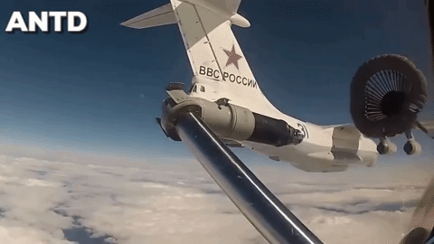 Máy bay IL-78M đang tiếp dầu cho tiêm kích MiG-31. Máy bay IL-78M đang tiếp dầu cho tiêm kích MiG-31.