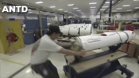 Các kỹ thuật viên đang tiến hành lắp ráp tên lửa diệt hạm AGM-84 Harpoon. Các kỹ thuật viên đang tiến hành lắp ráp tên lửa diệt hạm AGM-84 Harpoon.