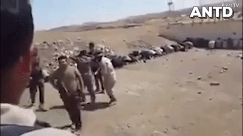 Có thể thấy rõ, các chiến binh khủng bố IS đã quỳ gối giữa sa mạc.