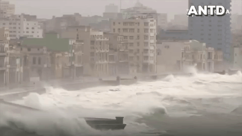 Siêu bão Irma đổ bộ, khiến thủ đô Cuba thành biển nước
