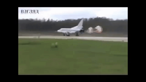 [ẢNH] Khoảnh khắc đáng sợ khi Tu-22 của Nga trượt đường băng, đứt rời cánh