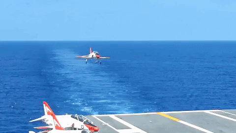 [Infographic] Cường kích kiêm huấn luyện cơ của Hải quân Mỹ đâm xuống đất