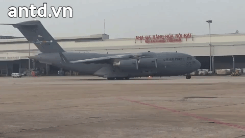 Phi cơ khổng lồ C-17 của Mỹ mang theo "Marine One" vừa đáp xuống phi trường Đà Nẵng