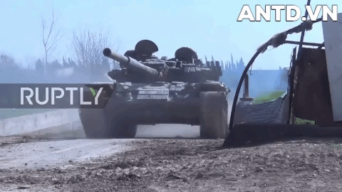 [ẢNH] Sư đoàn thép Syria xung trận, xe tăng T-90 tràn ngập Đông Ghouta quyết chiến trận cuối cùng