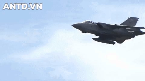 Máy bay cường kích bom hai chỗ ngồi Panavia Tornado