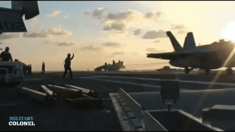 Tiêm kích cất cánh trên tàu sân bay USS Kitty Hawk Tiêm kích cất cánh trên tàu sân bay USS Kitty Hawk