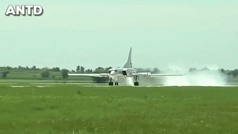 [ẢNH] "Quái điểu" Tu-22M3 hạ cánh xuống Crimea, thông điệp rắn của Nga sau khi S-400 bị tố bất lực