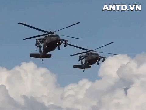 UH-60 có thể được trang bị cánh ngắn ở trên đỉnh thân khi cần thiết để mang thêm bình nhiên liệu hay vũ khí. UH-60 có thể được trang bị cánh ngắn ở trên đỉnh thân khi cần thiết để mang thêm bình nhiên liệu hay vũ khí.