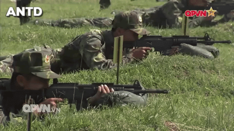 Các chiến sĩ quân đội nhân dân Việt Nam đang tập bắn với súng trường Galil Các chiến sĩ quân đội nhân dân Việt Nam đang tập bắn với súng trường Galil