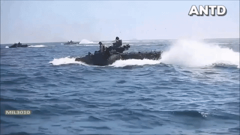 AAV7 A1 cơ động trên biển AAV7 A1 cơ động trên biển