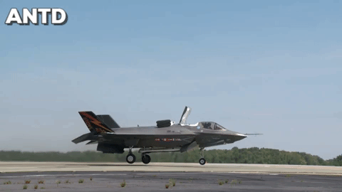 F-35B thực hiện màn cất cánh thẳng đứng F-35B thực hiện màn cất cánh thẳng đứng