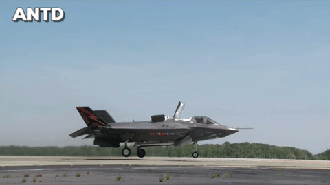 Trong khi chiến đấu cơ F-35B cất cánh thẳng đứng lại khá ổn định và nhẹ nhàng Trong khi chiến đấu cơ F-35B cất cánh thẳng đứng lại khá ổn định và nhẹ nhàng