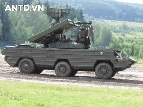 Thành phần một khẩu đội tên lửa phòng không Osa gồm 4 xe chiến đấu và 2 xe nạp đạn, trong đó xe nạp đạn 9T217 được xây dựng trên khung gầm BAZ-5939 6x6, mang theo 18 tên lửa trong container và cần cẩu. Quá trình nạp lại 6 tên lửa cho xe TELAR 9A33 mất 5 phút. Thành phần một khẩu đội tên lửa phòng không Osa gồm 4 xe chiến đấu và 2 xe nạp đạn, trong đó xe nạp đạn 9T217 được xây dựng trên khung gầm BAZ-5939 6x6, mang theo 18 tên lửa trong container và cần cẩu. Quá trình nạp lại 6 tên lửa cho xe TELAR 9A33 mất 5 phút.