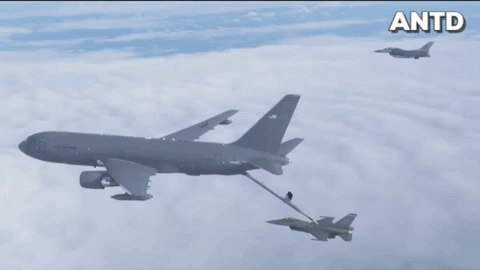 Máy bay KC-46A đang tiếp dầu Máy bay KC-46A đang tiếp dầu