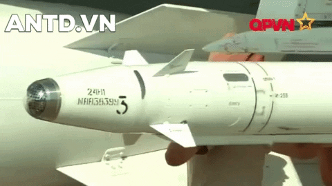 Tên lửa Kh-29L đang được lắp đặt lên chiến đấu cơ Tên lửa Kh-29L đang được lắp đặt lên chiến đấu cơ