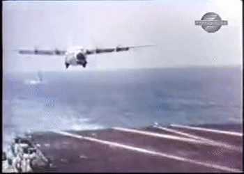 Không thể tin vào mắt khi xem vận tải cơ C-130 hạ cánh trên tàu sân bay