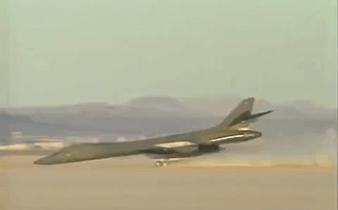 Những cú hạ cánh lỗi đầy tai hại của máy bay ném bom siêu âm B-1B Lancer