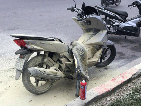Xe máy Honda PCX cháy khi đang chạy trên đường