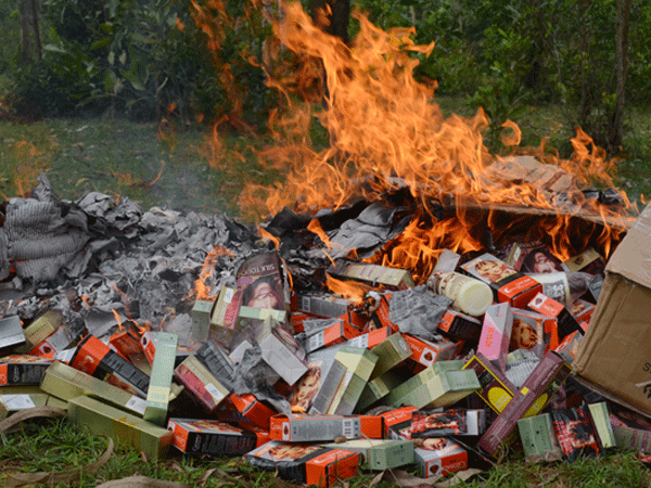 Tiêu hủy rượu và mỹ phẩm giả