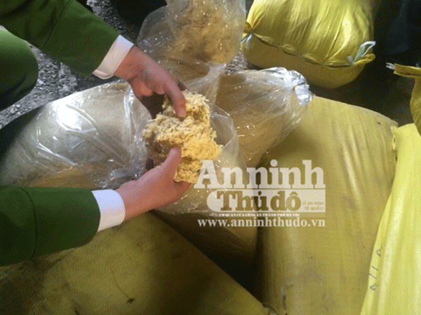 Bắt giữ 1 tấn ruốc làm từ sắn dây vận chuyển từ TP.HCM ra Hà Nội