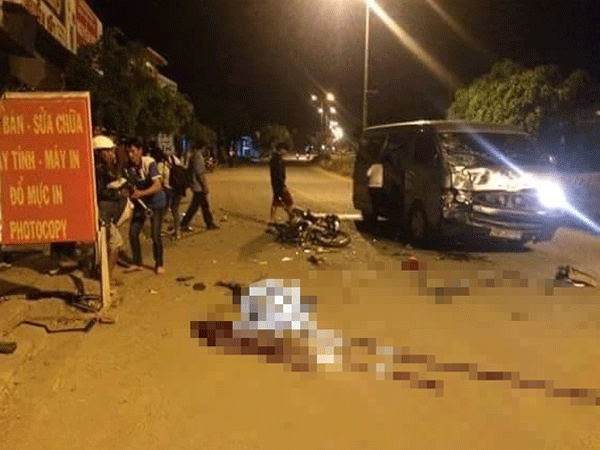 Xe ô tô đấu đầu với xe máy, 2 người thương vong