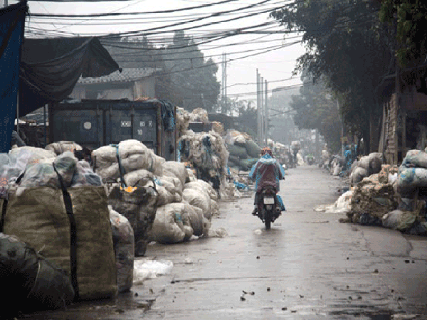 Nhức nhối "làng" tái chế rác thải