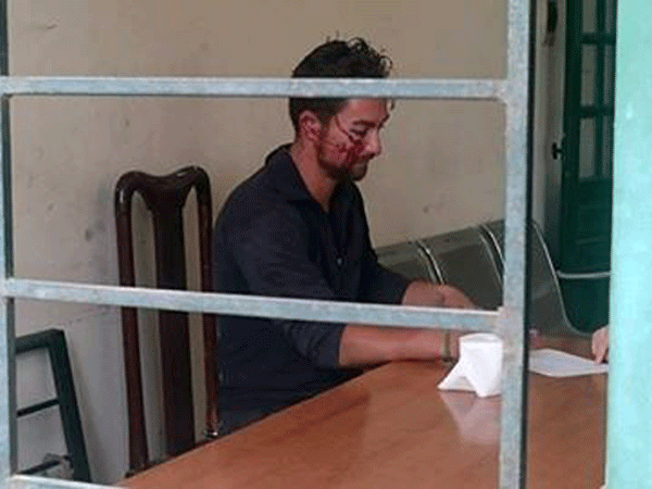 Hà Nội: Một người đàn ông nước ngoài gây náo loạn tại phố Bồ Đề