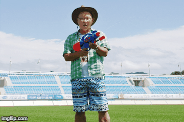 "Quần đùi, súng nước" và những hình ảnh thú vị về HLV Park Hang-seo