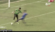 Thủ môn sai lầm ngớ ngẩn, CLB Đà Nẵng vẫn đánh bại ĐKVĐ Quảng Nam