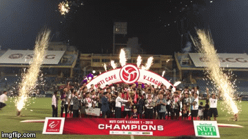 [VIDEO] Sân Hàng Đẫy bắn pháo hoa ngày Hà Nội FC nâng cúp V-League 2018