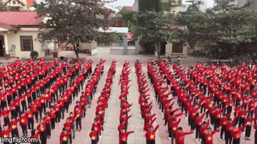 [VIDEO] Hàng trăm học sinh mặc áo cờ đỏ sao vàng hô vang "Việt Nam vô địch"