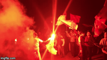 [VIDEO] Pháo sáng rực đỏ trước sân Mỹ Đình, hàng ngàn người hò reo ăn mừng