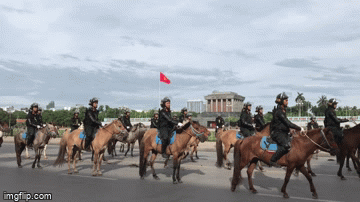 [CLIP] Cảnh sát cơ động kỵ binh diễu hành qua quảng trường Ba Đình