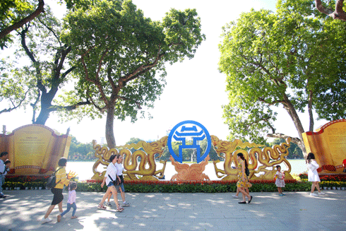 Khu vực hồ Gươm được trang trí bằng nhiều tác phẩm, triển lãm để chào mừng Kỷ niệm 1010 năm Thăng Long - Hà Nội và ngày Giải phóng Thủ đô 10-10 (ẢNH: LAM THANH)