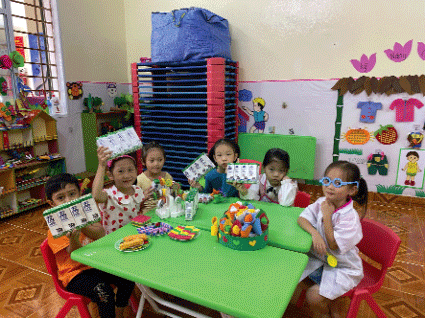 Những vỏ hộp sữa từ chương trình sau khi uống, được các cô giáo tái chế để làm những đồ dùng, đồ chơi dễ thương cho các em