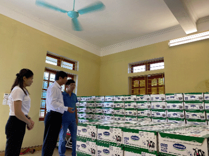 Đại diện Quỹ sữa Vươn cao Việt Nam hướng dẫn điểm trường công tác bảo quản, lưu trữ sữa để sữa luôn đảm bảo chất lượng, giữ hương vị tươi ngon