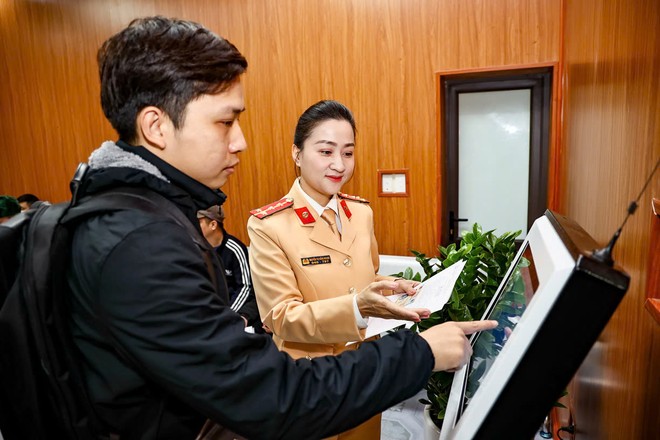 Cảnh sát giao thông Thủ đô: Nhiều nỗ lực phục vụ nhân dân cấp, đổi giấy phép lái xe