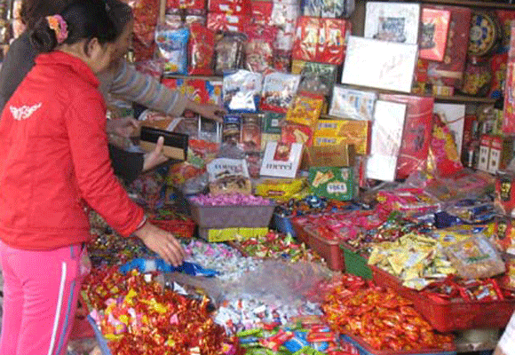 Cuối năm thận trọng với bánh kẹo không rõ nguồn gốc ảnh 1 Cuối năm thận trọng với bánh kẹo không rõ nguồn gốc ảnh 1